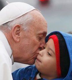 El Papa Francisco besando a un bebé